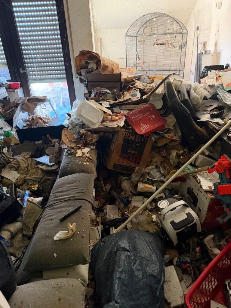 Vermülltes Wohnzimmer vor der Entmüllung einer Messie-Wohnung