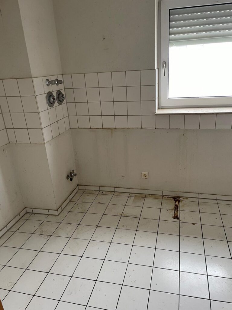 Leere Küche nach Küchenabbau und Entrümpelung, besenrein übergeben